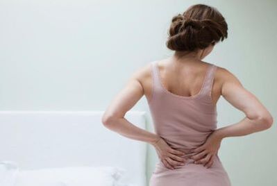 Женщина с болью в спине